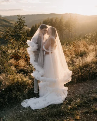 KIM & DAVUT 
Ein wahrlich goldener Herbsttag mit dem schönsten Sunset Licht…. 🍂
Das Shooting, welches für ein Einzelcoaching für ein Fotografen Ehepaar entstand, war einfach nur traumhaft schön.
Ein riesengroßes Dankeschön an:
 @kim.davut / @ohyes_bridal / @featherfern_meisterfloristik / @fab_veil . 
.
.
.
.
#weddingphotography #autumnwedding #weddinginspiration #bridetobe #weddingdress #weddingplanner #weddingaustria #swisswedding #weddingideas #weddingflowers #bridalhair #bridalfashion #bridestyle