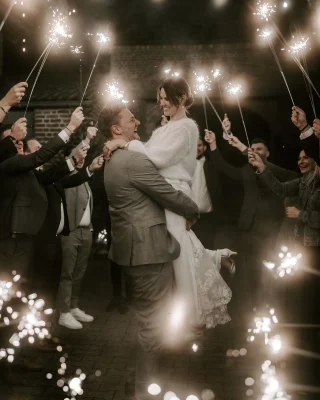 Advent Winter Wedding in Aachen. 
With this wonderful barn wedding, our Christmas season came to an end in 2024.
With hot mulled wine, hot chocolate, market stalls and lots of lights, we really got into the Christmas spirit.
Thank you so much Dajana & Daniel ✨
***
Location: @scheunentraum 
Hair & Makeup Styling: @beautyglowbyteresa 
Coordination: @selinapaulus_ 
Cake: @madame.gateaux.aachen 
Flowers: @blumen_vasbender 
Dress: @herzbraut 
Music: @vincentgrenouille_music 
Ceremony: @ganz_eure_rede 
Decoration: @thewild_dekoverleih 
Catering: @plantikow_event_catering 
.
.
.
#bridetobe #weddingphotography #weddinginspiration #christmaswedding #weddingday #brideandgroom #weddingplanner #weddingcake #weddingmakeup